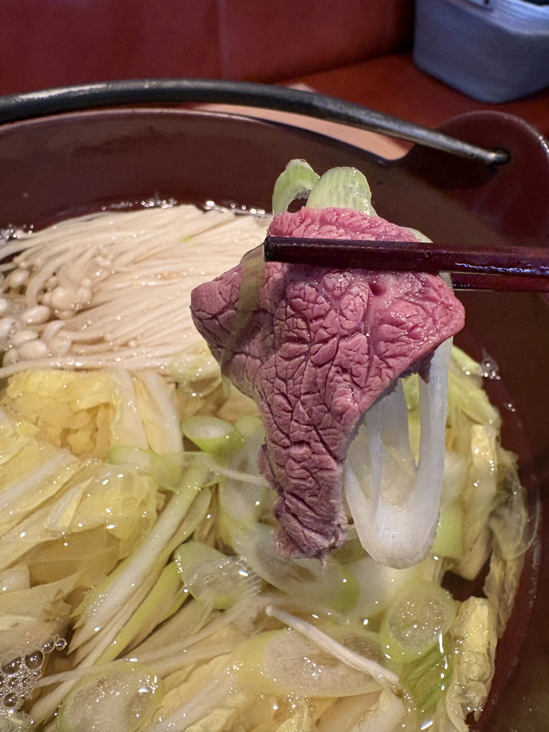 馬肉しゃぶしゃぶをレアで食べる